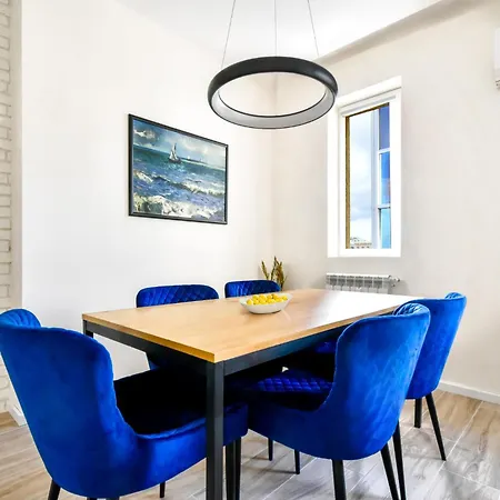 Skyline View - Very - Metro - Washer&dryer Apartman