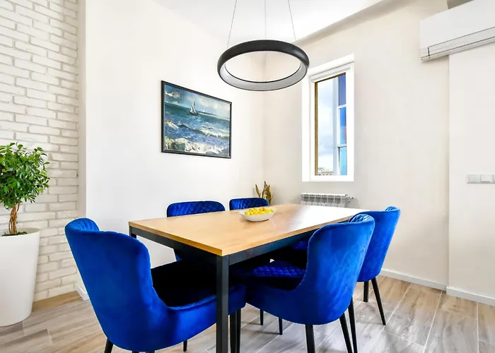 Skyline View - Very - Metro - Washer&dryer Apartment